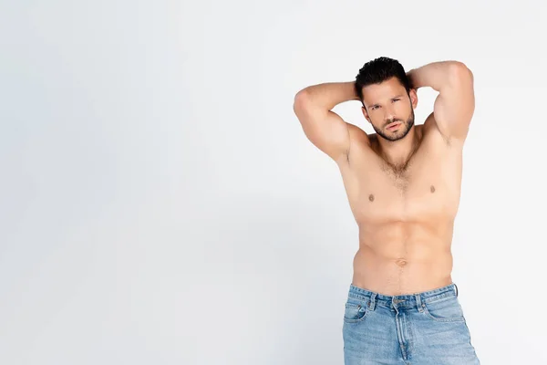 Hombre Sin Camisa Jeans Pie Mirando Cámara Aislada Blanco — Foto de Stock