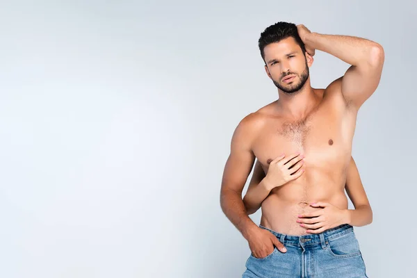 Vrouw Aanraken Romp Van Sexy Gespierd Man Staan Met Hand — Stockfoto