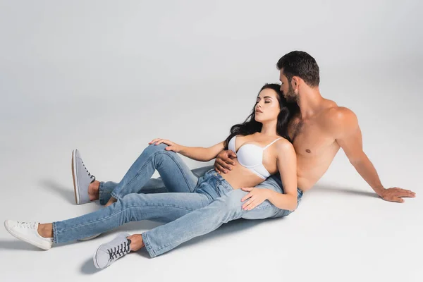 Homem Sem Camisa Jeans Mulher Sutiã Deitado Cinza — Fotografia de Stock