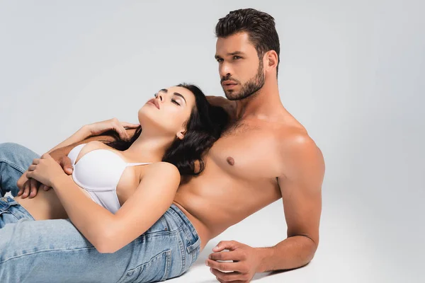 Senza Maglietta Uomo Jeans Denim Donna Reggiseno Sdraiato Sul Grigio — Foto Stock