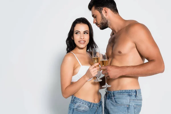 Muskulöser Mann Schaut Sexy Frau Und Hält Glas Champagner Auf — Stockfoto