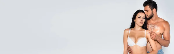 Панорамная Концепция Бородатый Мужчина Держа Кубик Льда Рядом Сексуальная Женщина — стоковое фото