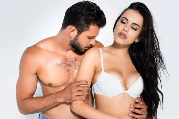 Hombre Sin Camisa Besando Hombro Morena Mujer Sujetador Aislado Blanco —  Fotos de Stock