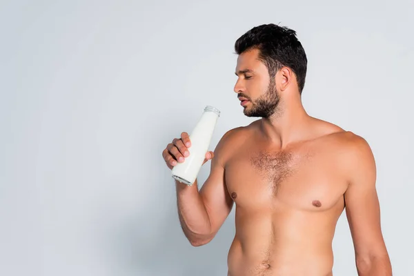 Hombre Sin Camisa Barbudo Sosteniendo Botella Con Leche Fresca Gris — Foto de Stock