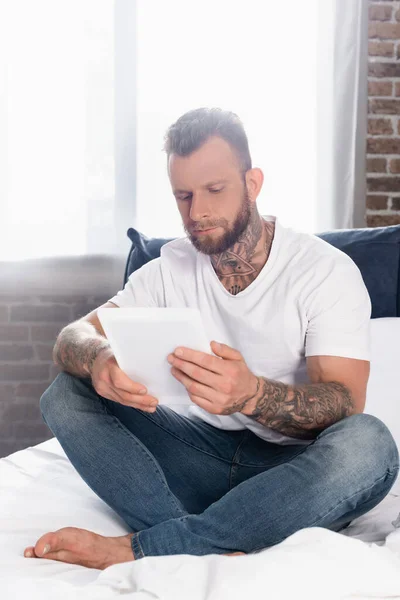 Jeune Homme Tatoué Shirt Blanc Jeans Aide Une Tablette Numérique — Photo