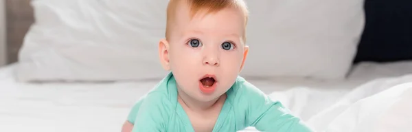 Imagen Horizontal Del Niño Mirando Cámara Mientras Arrastra Cama Con — Foto de Stock