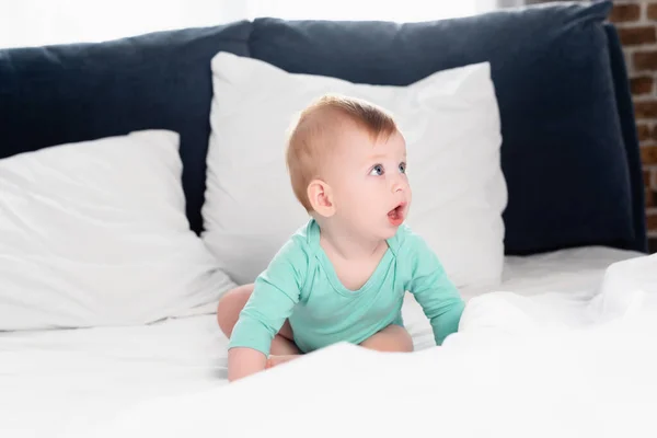 Bebé Niño Bebé Mameluco Arrastrándose Cama Con Boca Abierta — Foto de Stock