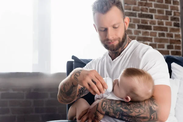 Young Bearded Man Feeding Infant Son Baby Bottle — Stock Photo, Image