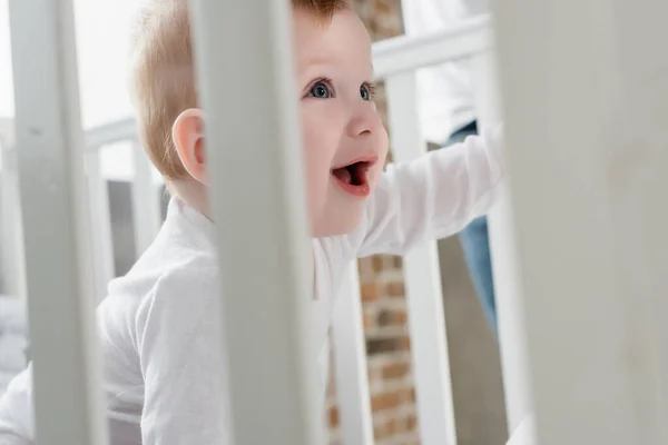 Enfoque Selectivo Del Niño Excitado Con Boca Abierta Cuna — Foto de Stock