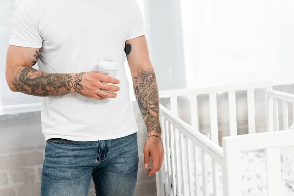 Vista Parcial Del Hombre Tatuado Camiseta Blanca Jeans Sosteniendo Biberón — Foto de Stock