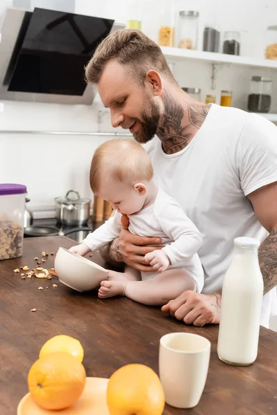 Jeune Père Tenant Son Fils Bébé Près Bol Avec Des — Photo