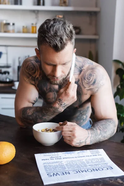 Hombre Tatuado Sin Camisa Hablando Teléfono Inteligente Durante Desayuno Cerca — Foto de Stock