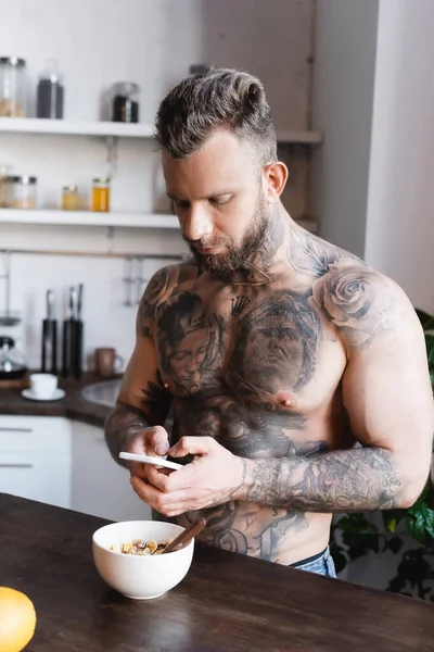 Tattooed Muscular Man Using Laptop While Standing Bowl Breakfast Kitchen — Stock Photo, Image