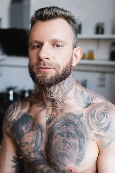 Confident Muscular Man Looking Camera While Standing Kitchen — Stock Photo, Image