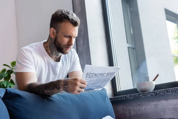 Jeune Homme Tatoué Lisant Journal Près Fenêtre Maison — Photo