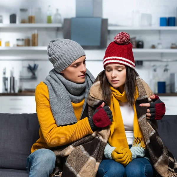 Junger Mann Mit Strickmütze Und Handschuhen Bedeckt Kalte Freundin Mit — Stockfoto