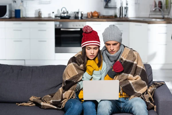 Freezing Couple Warm Hats Gloves Watching Movie Laptop While Sitting — Stock Photo, Image