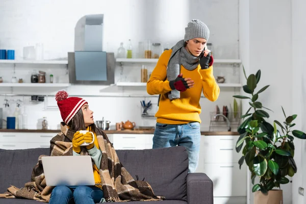Kalte Frau Mit Warmer Mütze Und Handschuhen Auf Sofa Unter — Stockfoto