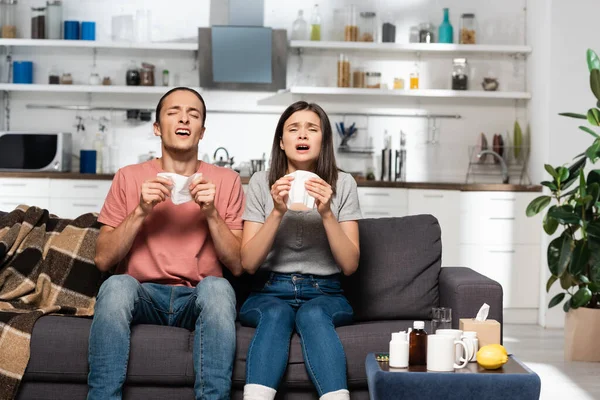 Pareja Enferma Estornudando Mientras Está Sentada Cocina Con Tazas Bebida — Foto de Stock