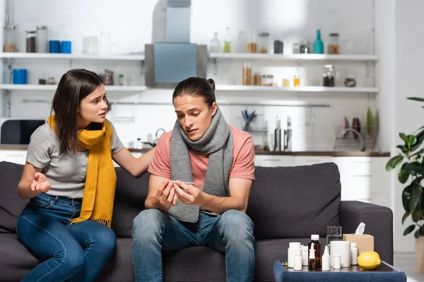 Ανήσυχος Γυναίκα Αγγίζοντας Άρρωστος Φίλος Κοιτάζοντας Θερμόμετρο Στην Κουζίνα — Φωτογραφία Αρχείου