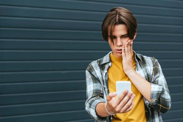 Selective Focus Upset Teenager Hand Cheek Using Smartphone Outdoors — Stock Photo, Image