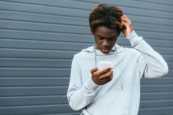 Pensive African American Teenager Using Smartphone Outdoors — Stock Photo, Image