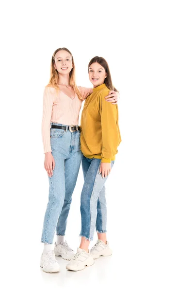Sorridente Teen Ragazze Abbracciando Guardando Fotocamera Sfondo Bianco — Foto Stock