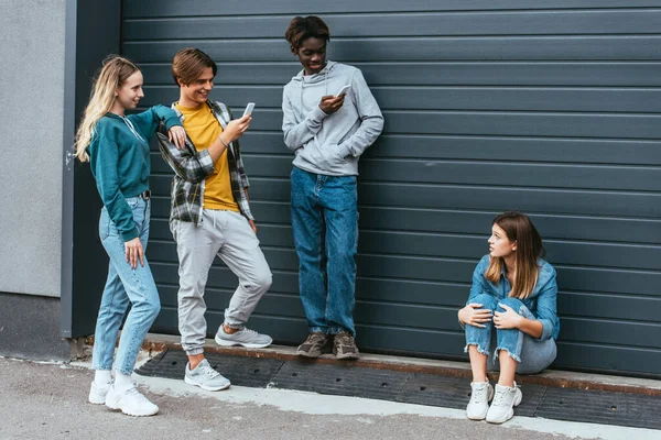 Sorrindo Adolescentes Multiétnicos Tirando Foto Menina Preocupada Perto Edifício Livre — Fotografia de Stock