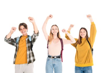 Sırt çantalı gülümseyen gençler, evet işareti yapıyorlar, beyazlar üzerinde izole edilmiş.