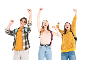 Evet hareketi gösteren sırt çantalı heyecanlı gençler ve beyaz kameraya bakıyorlar.