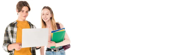 Sırt Çantalı Defterli Panoramik Genç Kız Dizüstü Bilgisayarlı Gülümseyen Arkadaşının — Stok fotoğraf