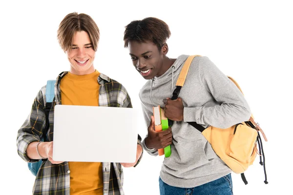 Afroamerikanischer Teenager Mit Rucksack Und Büchern Schaut Laptop Der Nähe — Stockfoto