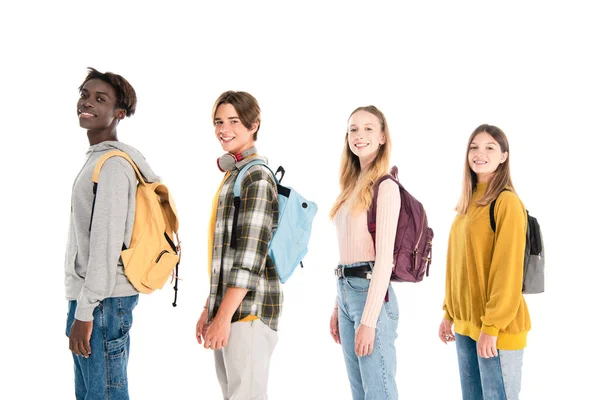 Leende Multietniska Tonåringar Med Ryggsäckar Tittar Kameran Isolerad Vit — Stockfoto