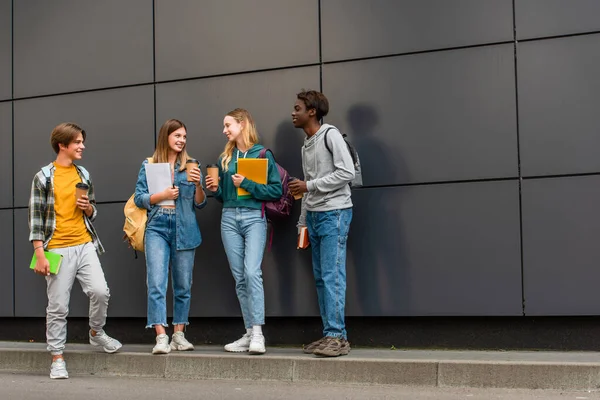 Positiva Multietniska Tonåringar Med Anteckningsböcker Och Kaffe Att Prata Nära — Stockfoto