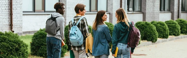 Website Header Von Lächelnden Multiethnischen Teenagern Mit Rucksäcken Die Auf — Stockfoto