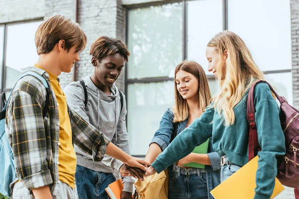 Focus Selettivo Adolescenti Multiculturali Sorridenti Con Zaini Che Tengono Mano — Foto Stock