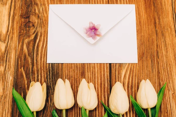 Bovenaanzicht Van Envelop Bij Tulpen Houten Ondergrond — Stockfoto