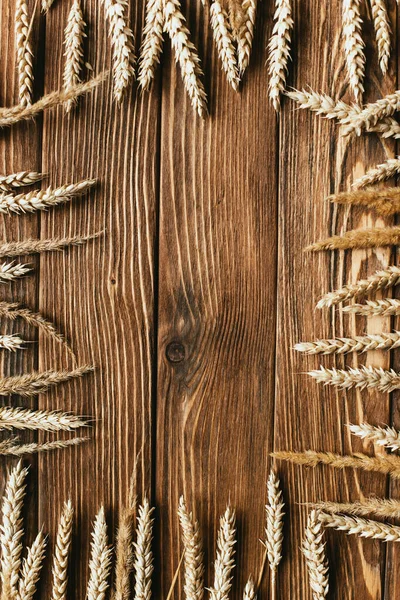Tahta Zemin Üzerinde Buğday Kulaklarının Üst Görünümü — Stok fotoğraf
