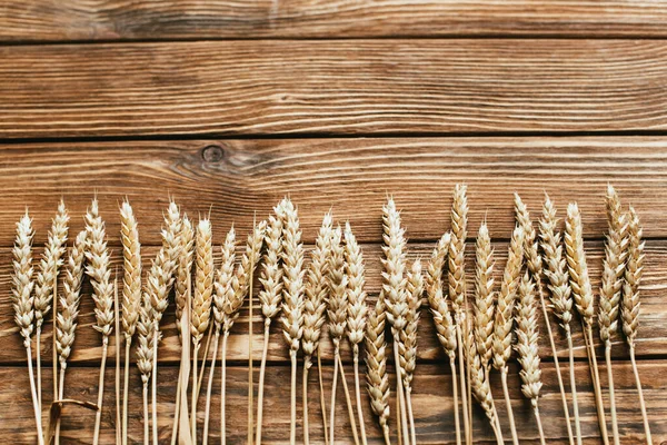 Bovenaanzicht Van Tarweoren Houten Ondergrond — Stockfoto