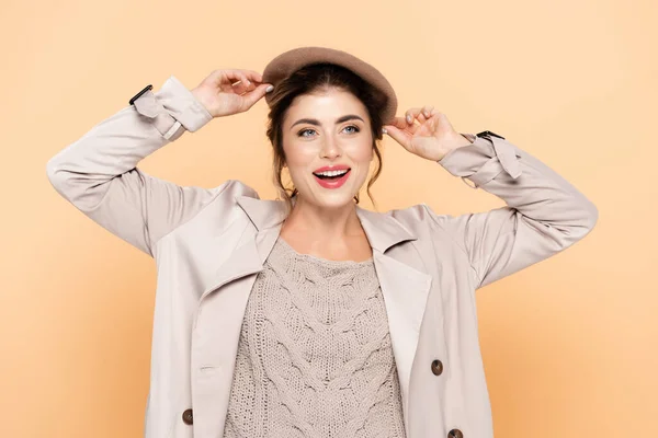 Stylish Woman Trench Coat Touching Beret While Looking Away Peach — Stock Photo, Image