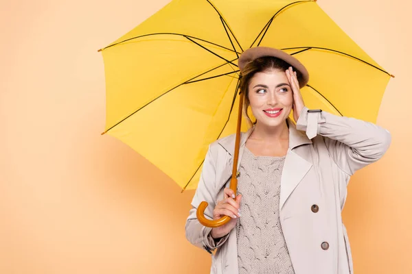 Mujer Alegre Traje Otoño Moda Tocando Cara Bajo Paraguas Amarillo —  Fotos de Stock