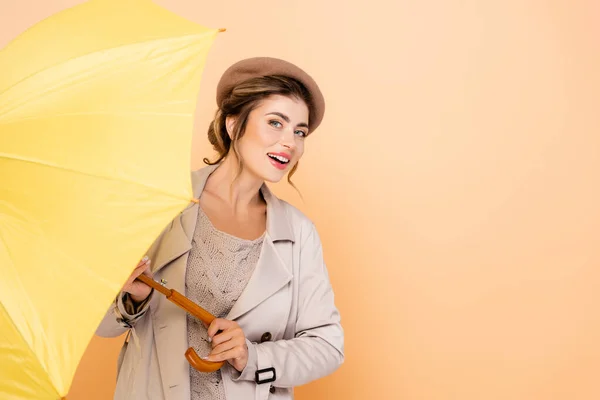 Sensual Woman Fashionable Trench Coat Beret Looking Camera While Holding — Stock Photo, Image