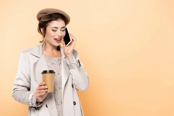 Modna Kobieta Jesiennym Stroju Rozmawia Przez Telefon Komórkowy Trzymając Kawę — Zdjęcie stockowe