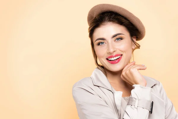 Alegre Mulher Moda Boina Segurando Mão Perto Queixo Enquanto Olha — Fotografia de Stock