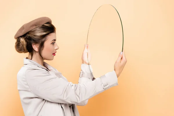 Jovem Mulher Roupa Outono Moda Olhando Espelho Pêssego — Fotografia de Stock