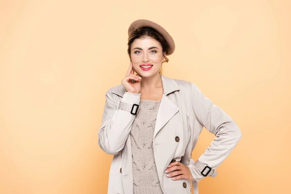 Young Woman Stylish Autumn Outfit Looking Camera While Posing Hand — Stock Photo, Image