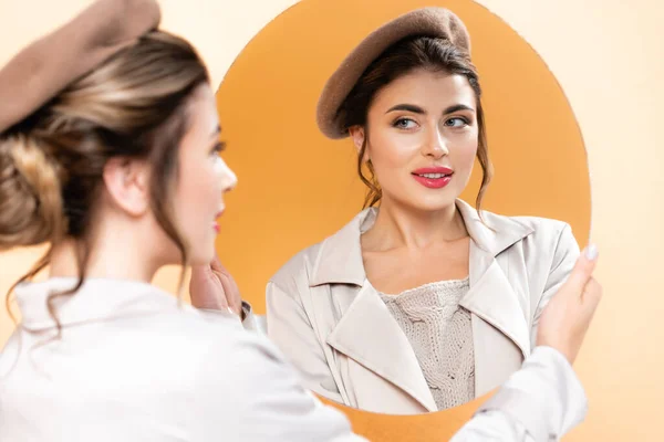 秋の装いで桃の鏡を見る流行の女性の選択的焦点 — ストック写真