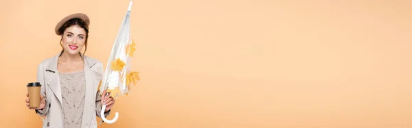 Заголовок Сайта Стильной Женщины Осеннем Наряде Бумажной Чашкой Зонтиком Желтыми — стоковое фото