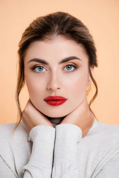 Jeune Femme Avec Des Lèvres Rouges Touchant Cou Tout Posant — Photo