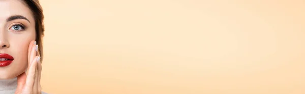 Сайт Заголовок Молодой Женщины Красными Губами Касаясь Лица Изолированы Персик — стоковое фото